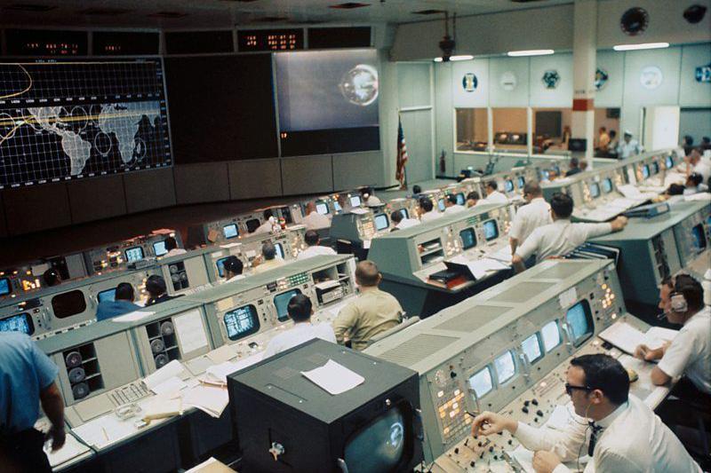 Vista da sala de controle da miss&atilde;o Apollo, da Nasa