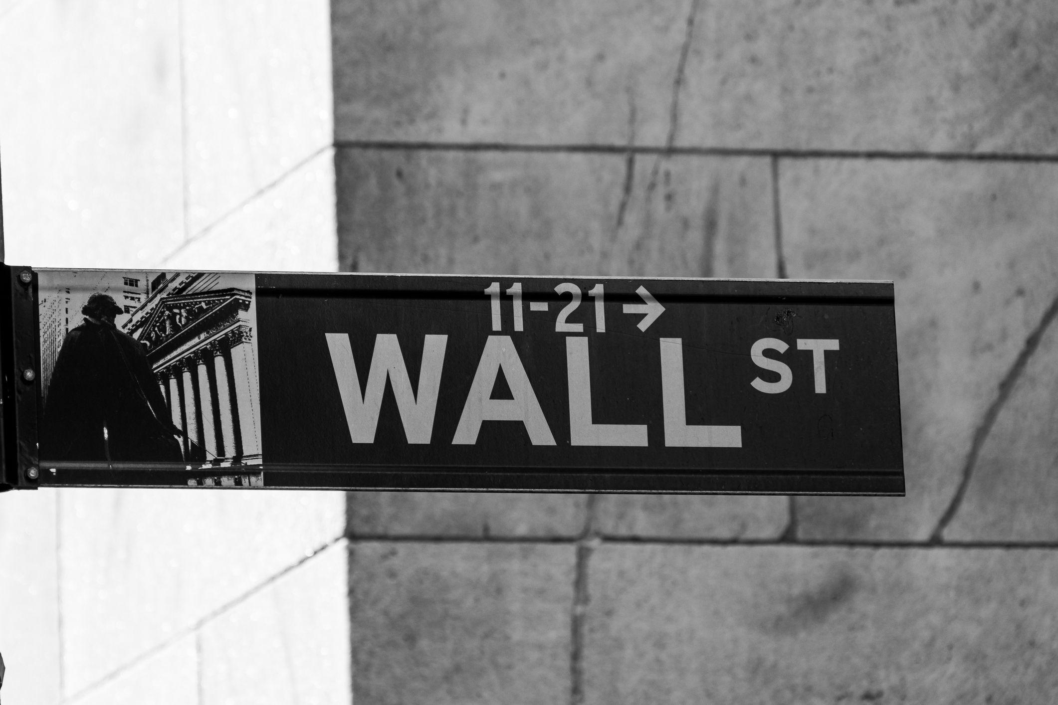 Foto genérica de cartel callejero que dice Wall Street.
