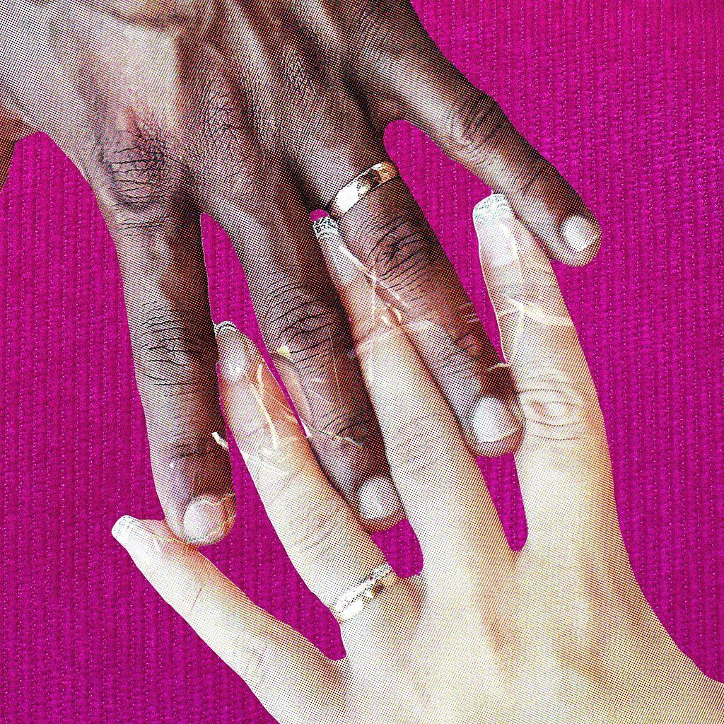 Colagem mostra uma m&atilde;o masculina negra e uma m&atilde;o feminina branca se tocando. Ambos usam alian&ccedil;as, mas as fotos t&ecirc;m sinais de rachaduras ou desgaste. Elas est&atilde;o coladas sobre um fundo rosa texturizado