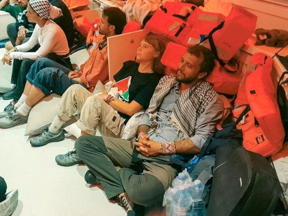 Švedska aktivistkinja Greta Tunberg i brazilski aktivista Tijago Avila sede u brodu koji je plovio ka Izraelu, nakon što je Izrael presreo neke od brodova Globalne Sumud flotile sa ciljem da stignu do Gaze i probiju izraelsku pomorsku blokadu