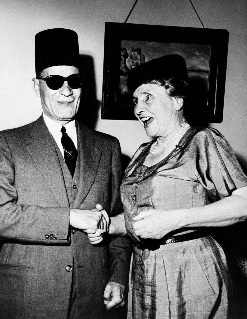 صورة لطه حسين مع الأديبة الأمريكية الشهيرة هيلين كيلر 