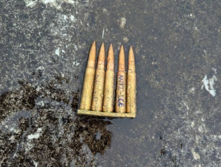 Munição encontrada no local onde estava o atirador, com inscrição 