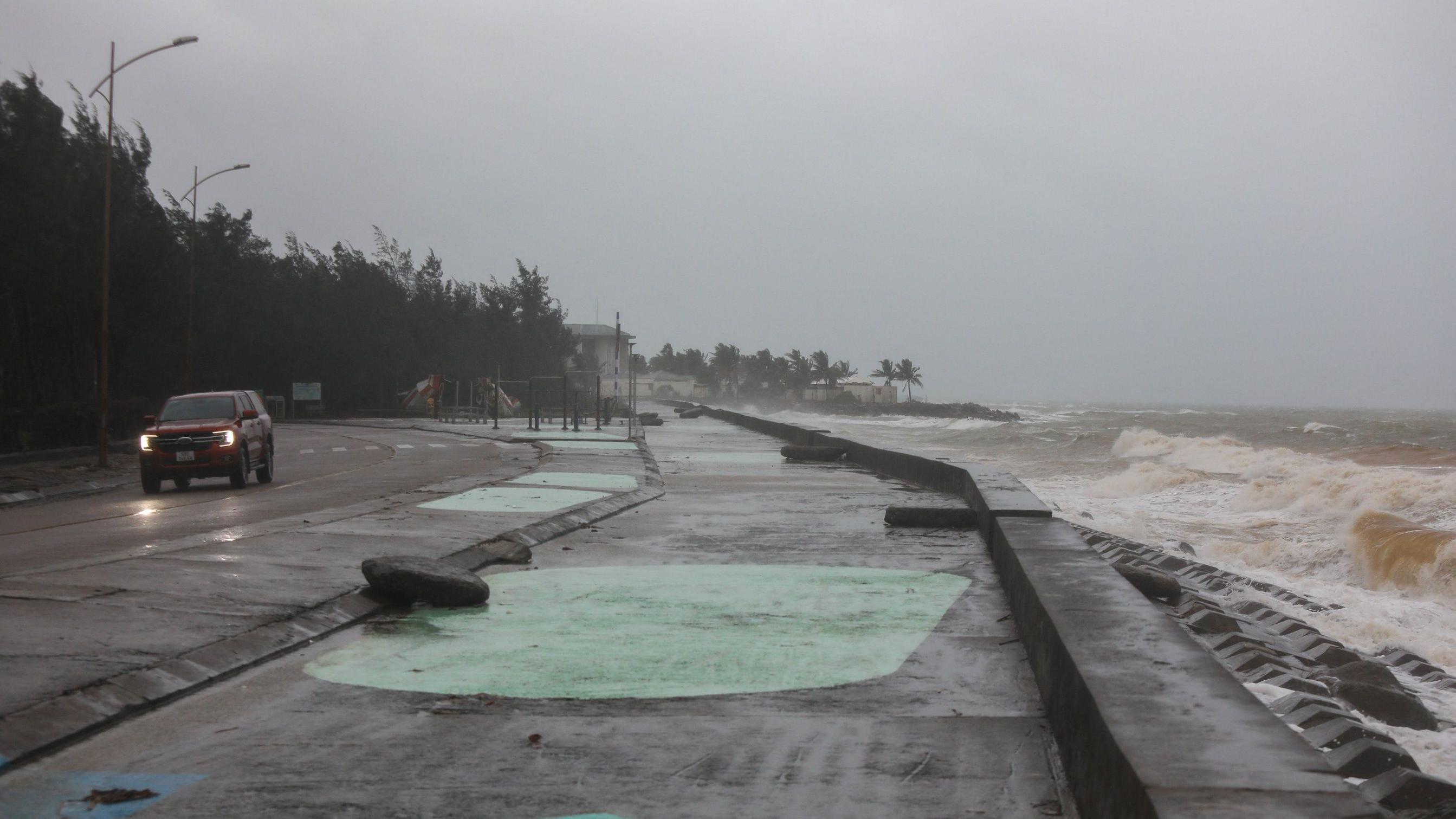 سيارة تسير على الطريق بينما يقترب إعصار كالمايجي في مدينة دا نانغ، فيتنام، 6 نوفمبر/تشرين الثاني 2025.