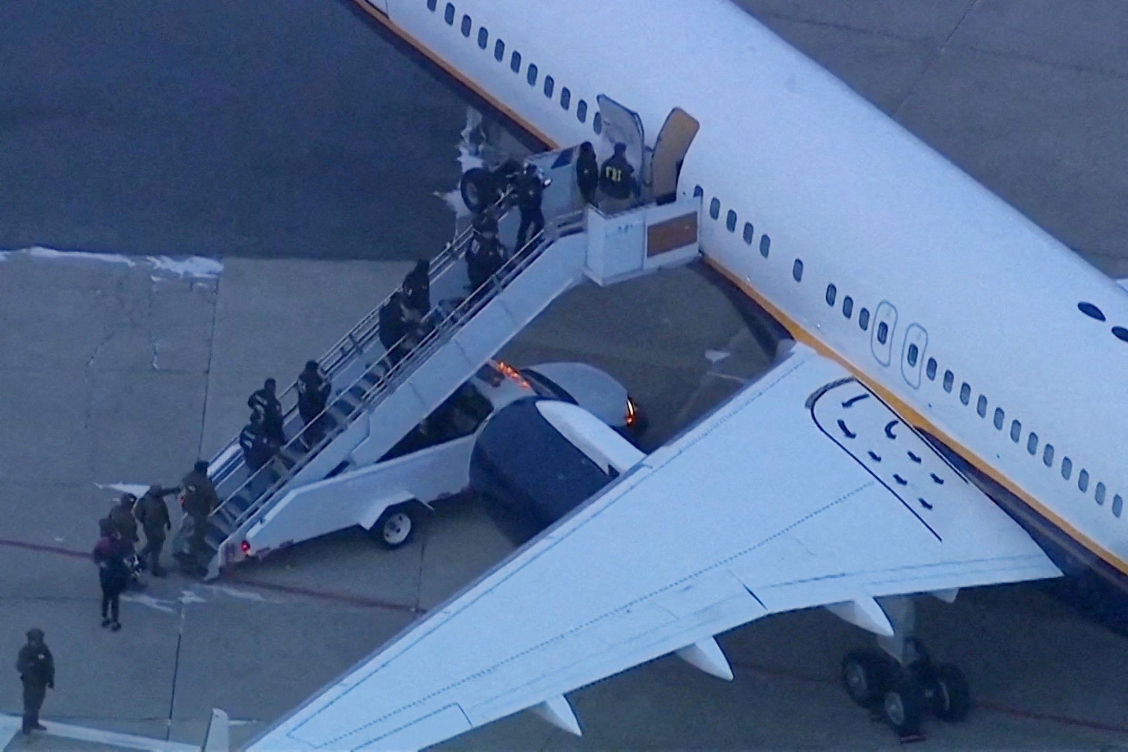 Agentes federales abordan un avión del gobierno de EE.UU.