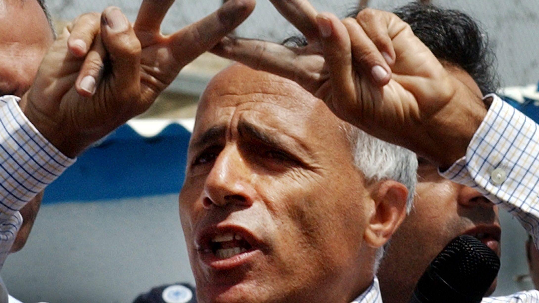 Mordechai Vanunu hace el signo de la V de la victoria mientras cruza las puertas de la prisión de Shikma en Ashkelon el 21 de abril de 2004.