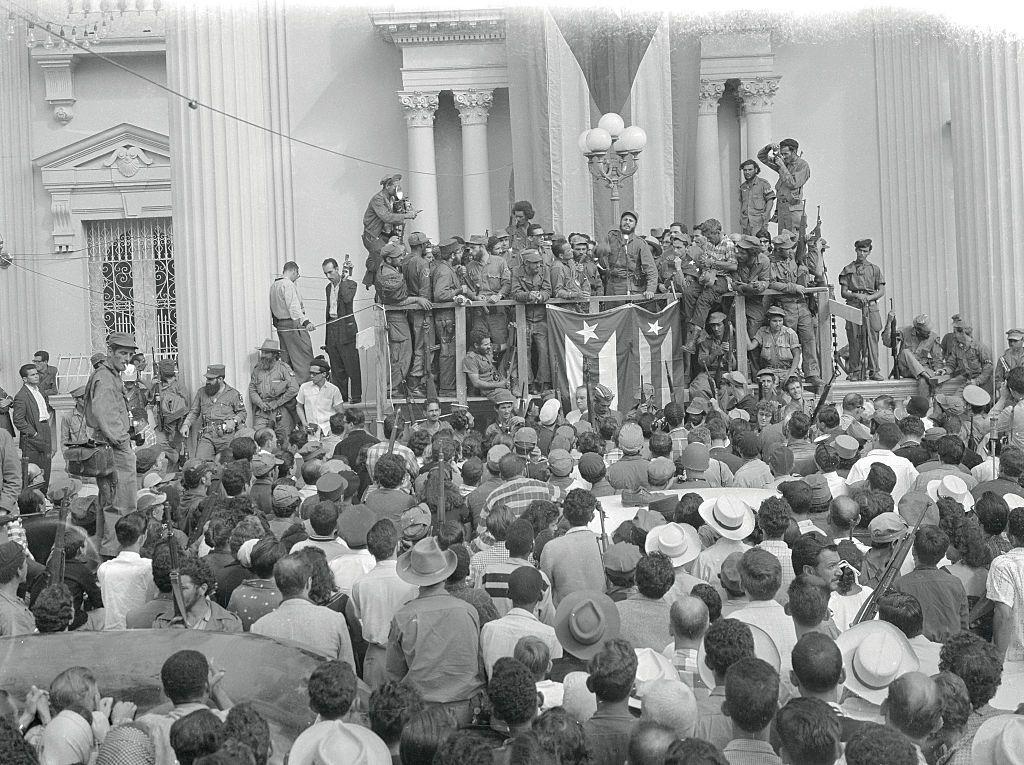 Fidel Castro dando un discurso frente a una multitud tras el triunfo de la Revolución Cubana.
