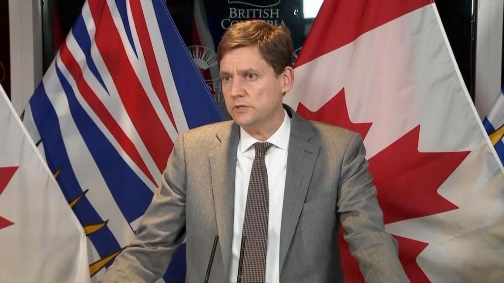 David Eby, el primer ministro de la provincia Columbia Británica, durante la rueda de prensa luego del tiroteo