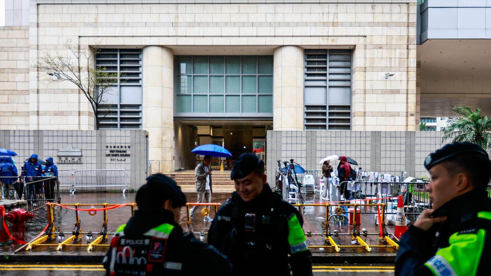 香港西九龍法院大樓外警員在黎智英案審訊進行期間站崗（20/11/2024）
