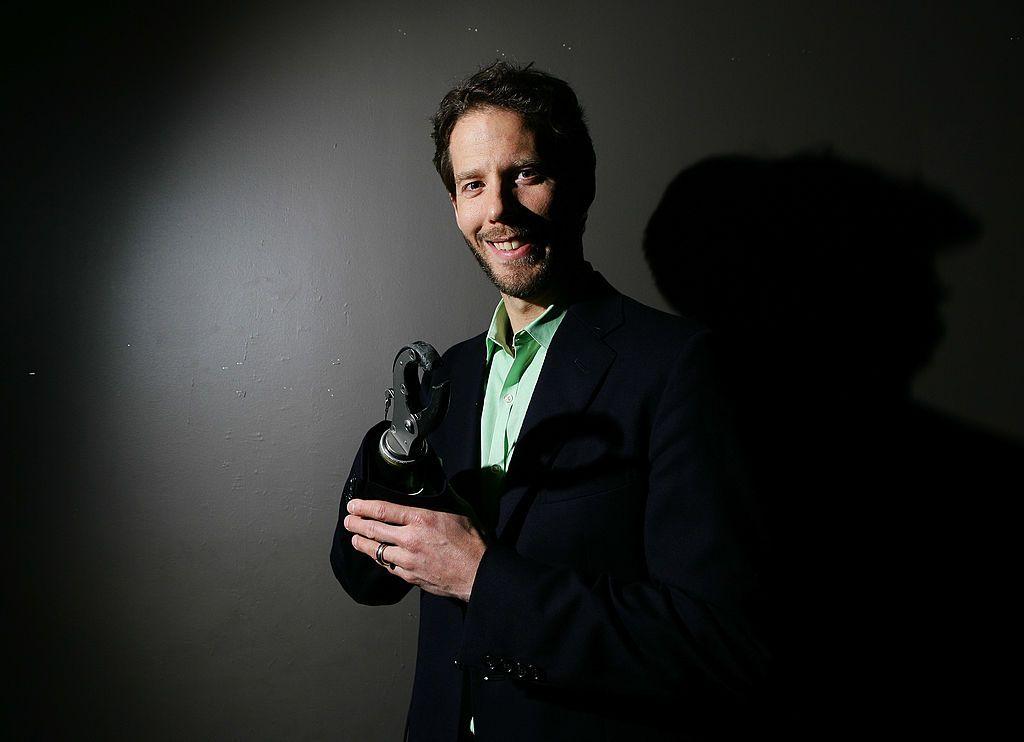 Aron Ralston mostrando a prótese da mão e parte do braço direito. Foto tirada na première do filme '127 Horas' em Sydney, na Austrália, em 7 de fevereiro de 2011
