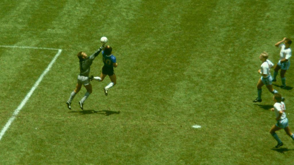Maradona remata con la mano ante Inglaterra en el Mundial de México 1986 en el Estadio Azteca.