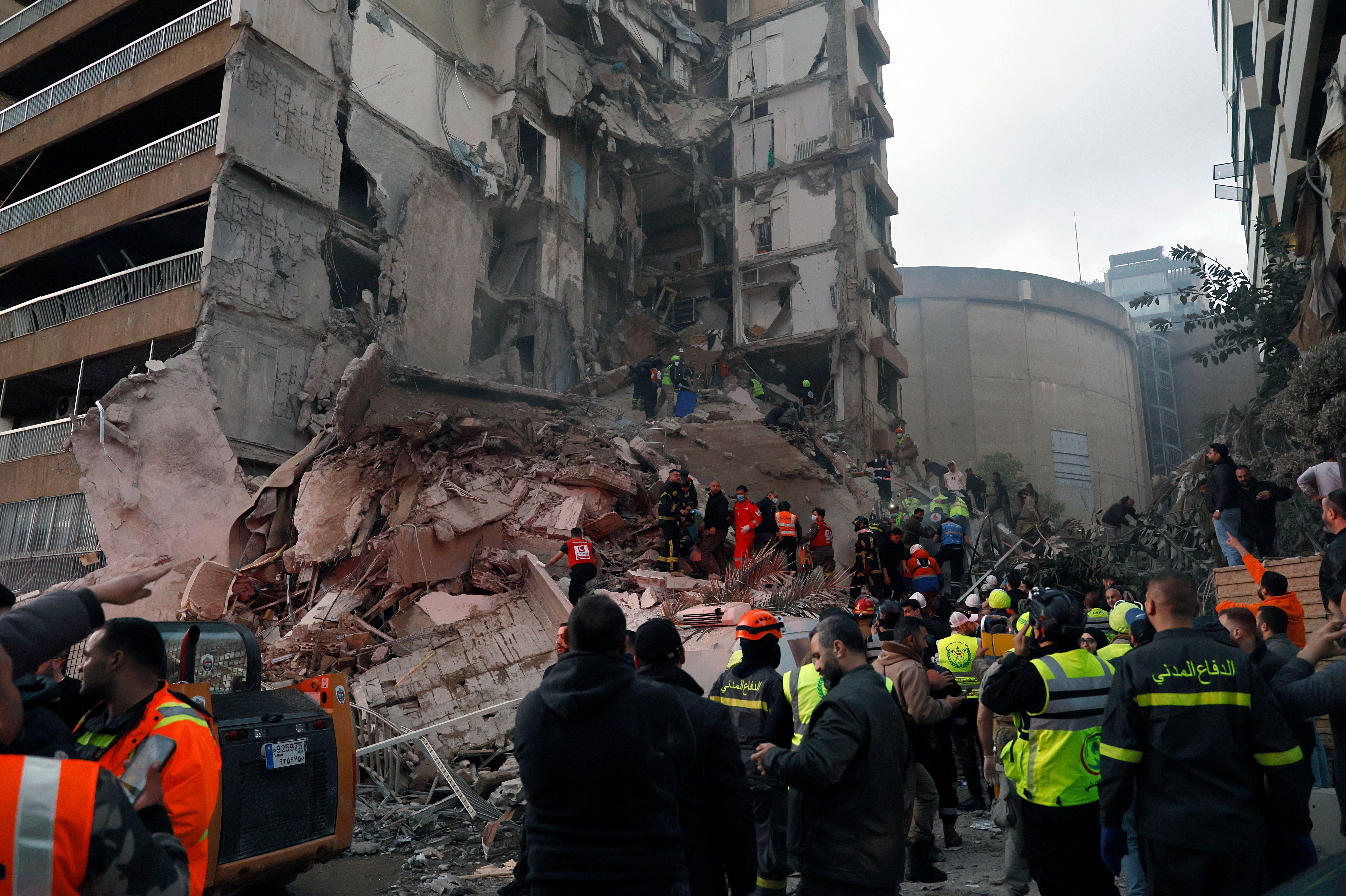 REscatistas en un edificio semidestruido en Beirut