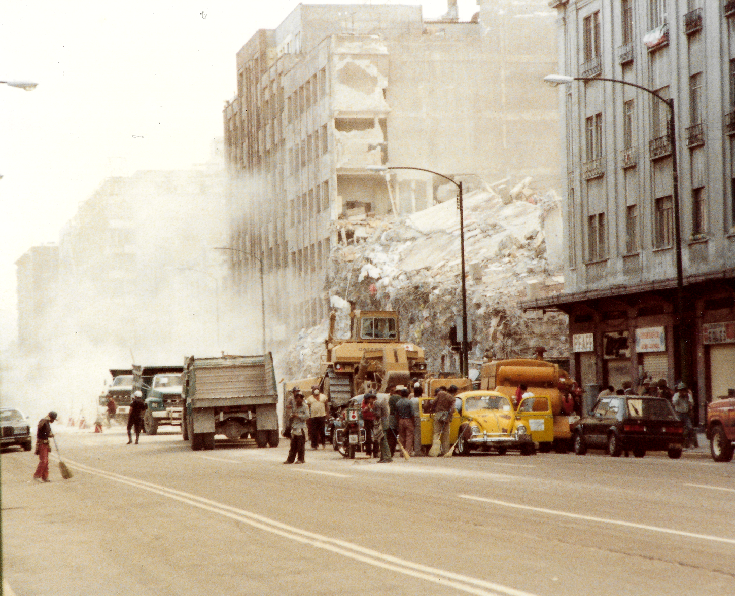 Rescatistas y maquinaria en un edificio colapsado tras el sismo de 1985