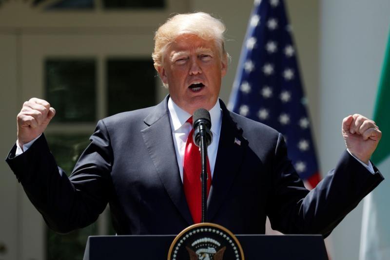 Trump com os braços levantados