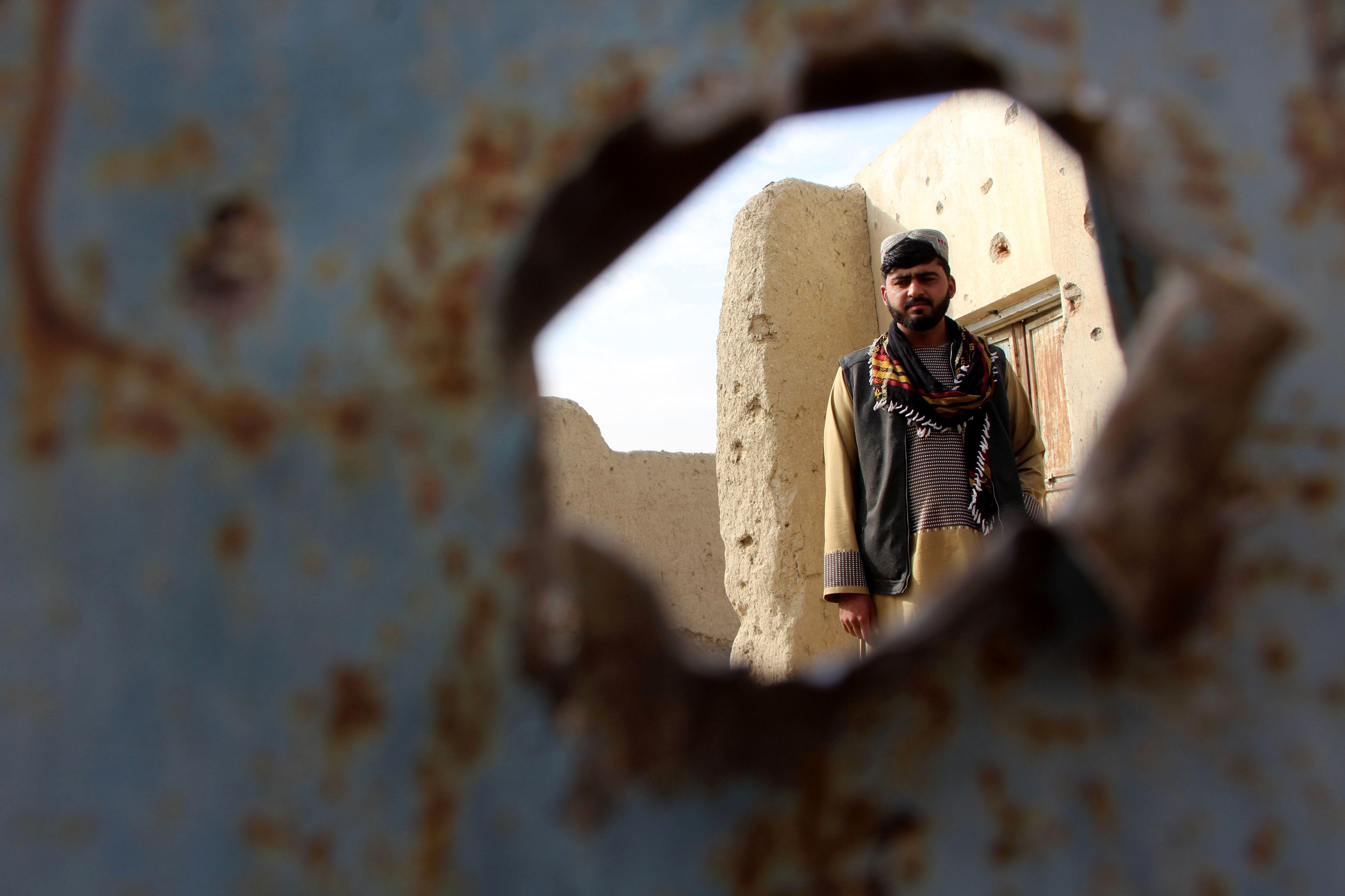رجل يتفقد منزلًا يُزعم أنه تضرر جراء إطلاق نار عبر الحدود، في سبين بولداك، أفغانستان، 6 ديسمبر/كانون الأول 2025.