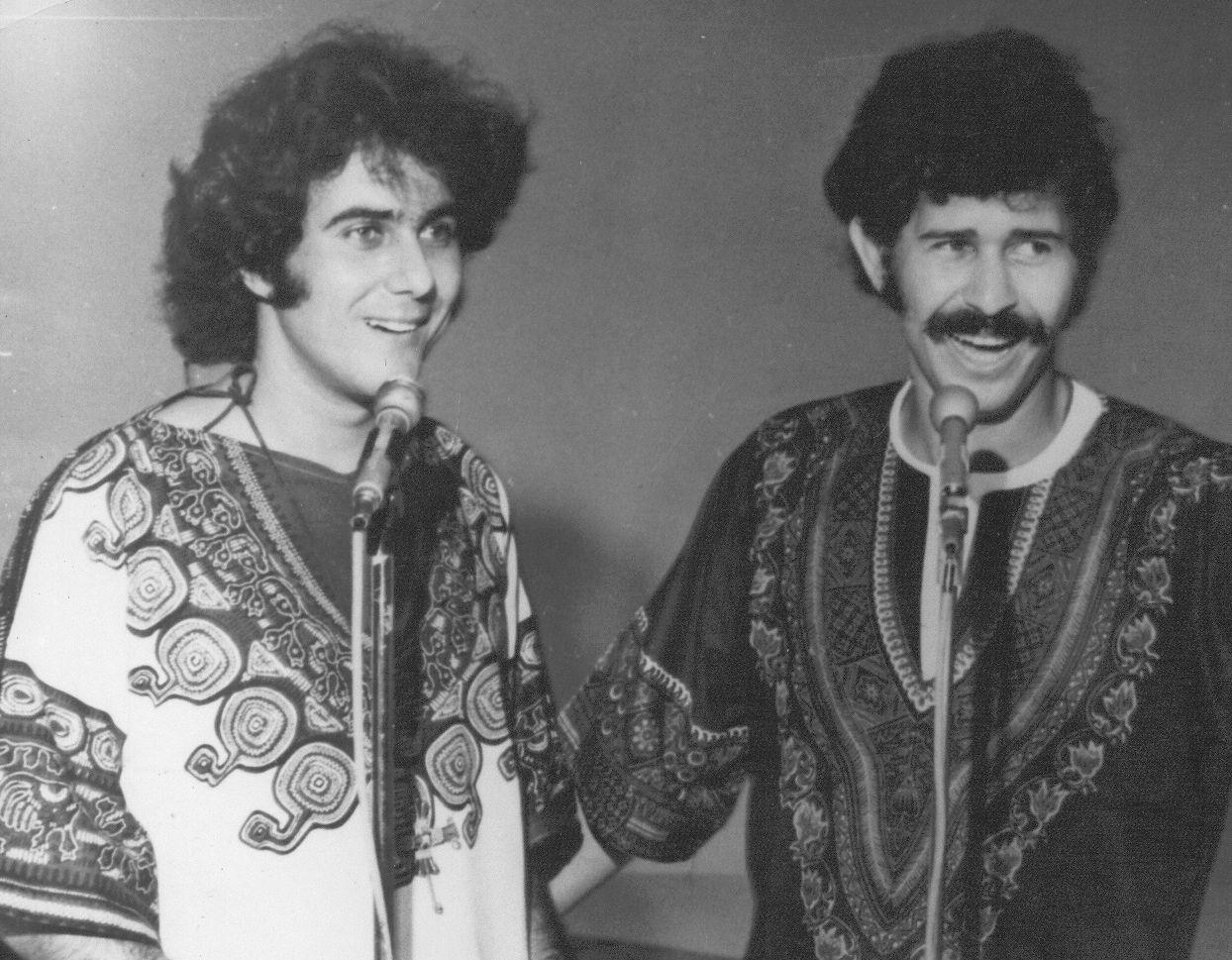 Foto em preto e branco mostra os dois sorrindo