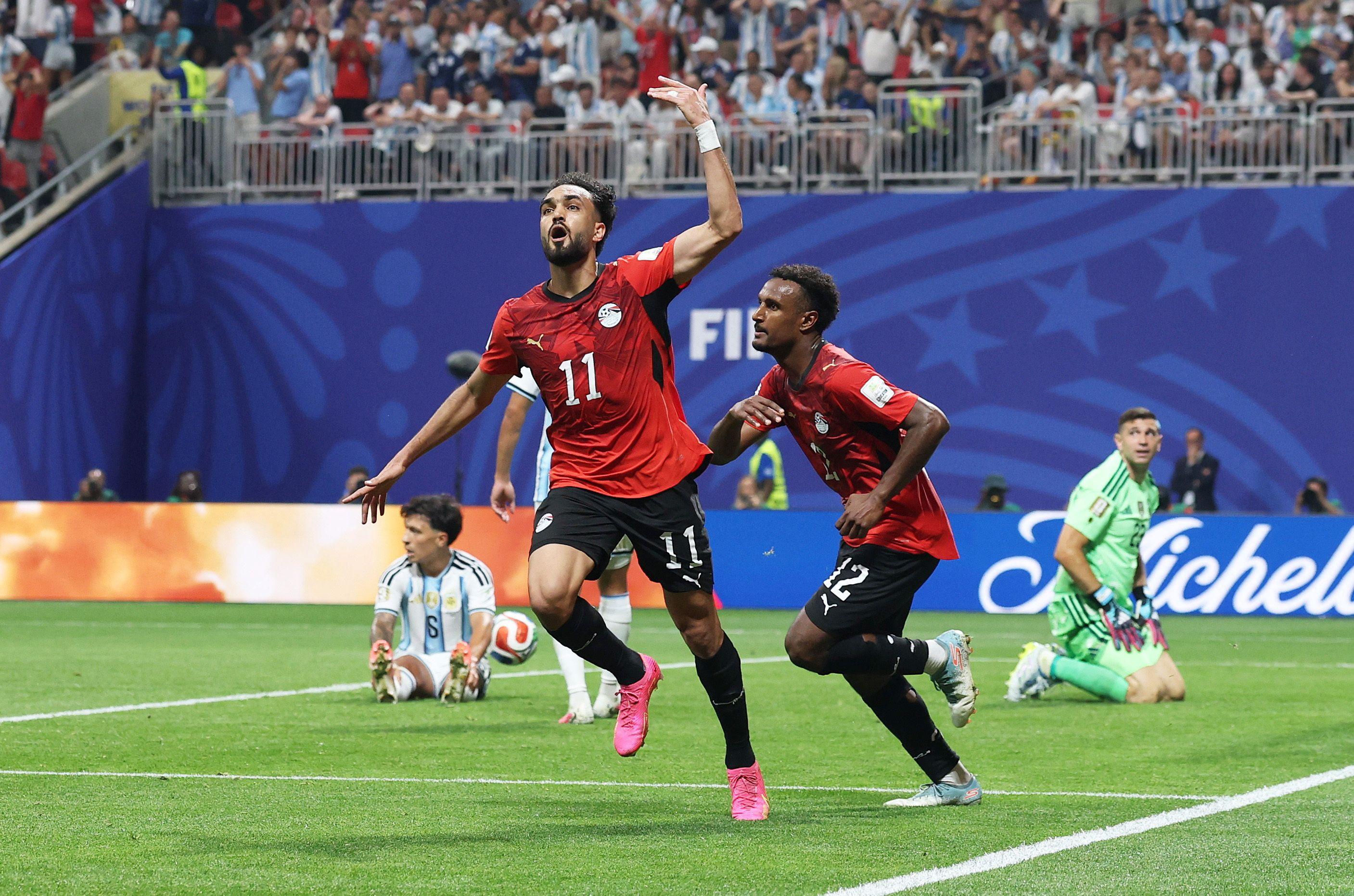 المصري مصطفى زيكو يحتفل بهدفه في مرمى الأرجنتين
