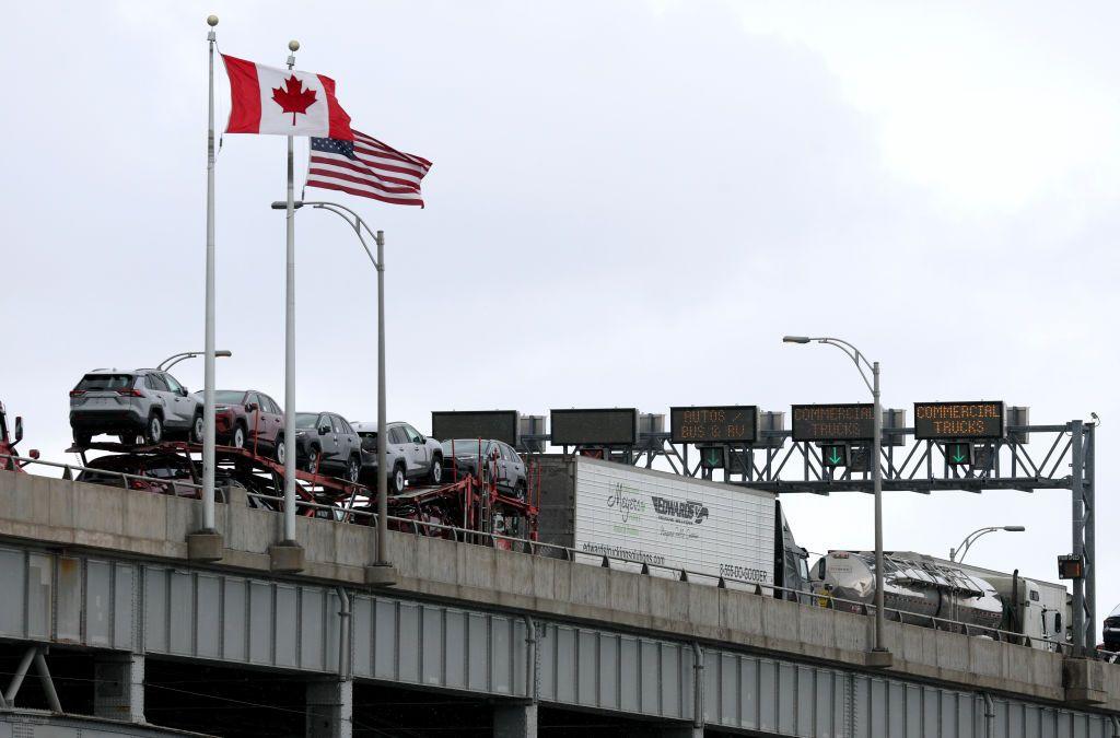 Varios vehículos de transporte de mercancías en un puente fronterizo de Canadá y EE.UU.