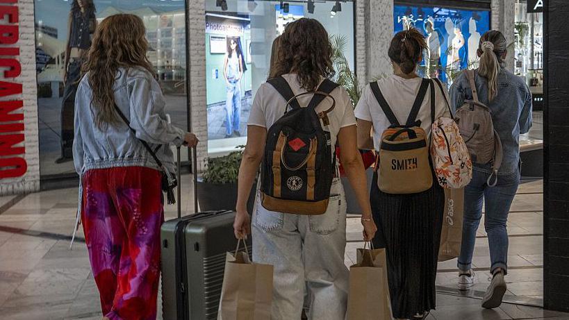 Visitantes argentinos realizan compras en el centro comercial Parque Arauco, en Santiago de Chile, el viernes 3 de octubre de 2025. 