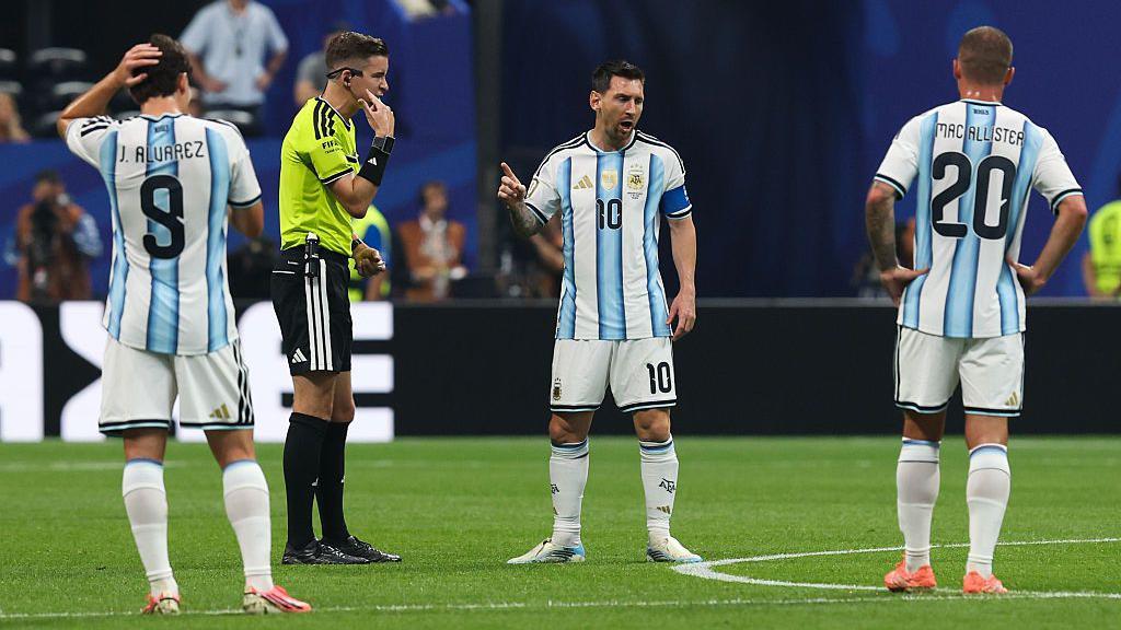 Lionel Messi, da Argentina, conversa com o &aacute;rbitro Fran&ccedil;ois Letexier durante a partida das oitavas de final da Copa do Mundo da FIFA 2026 contra o Egito