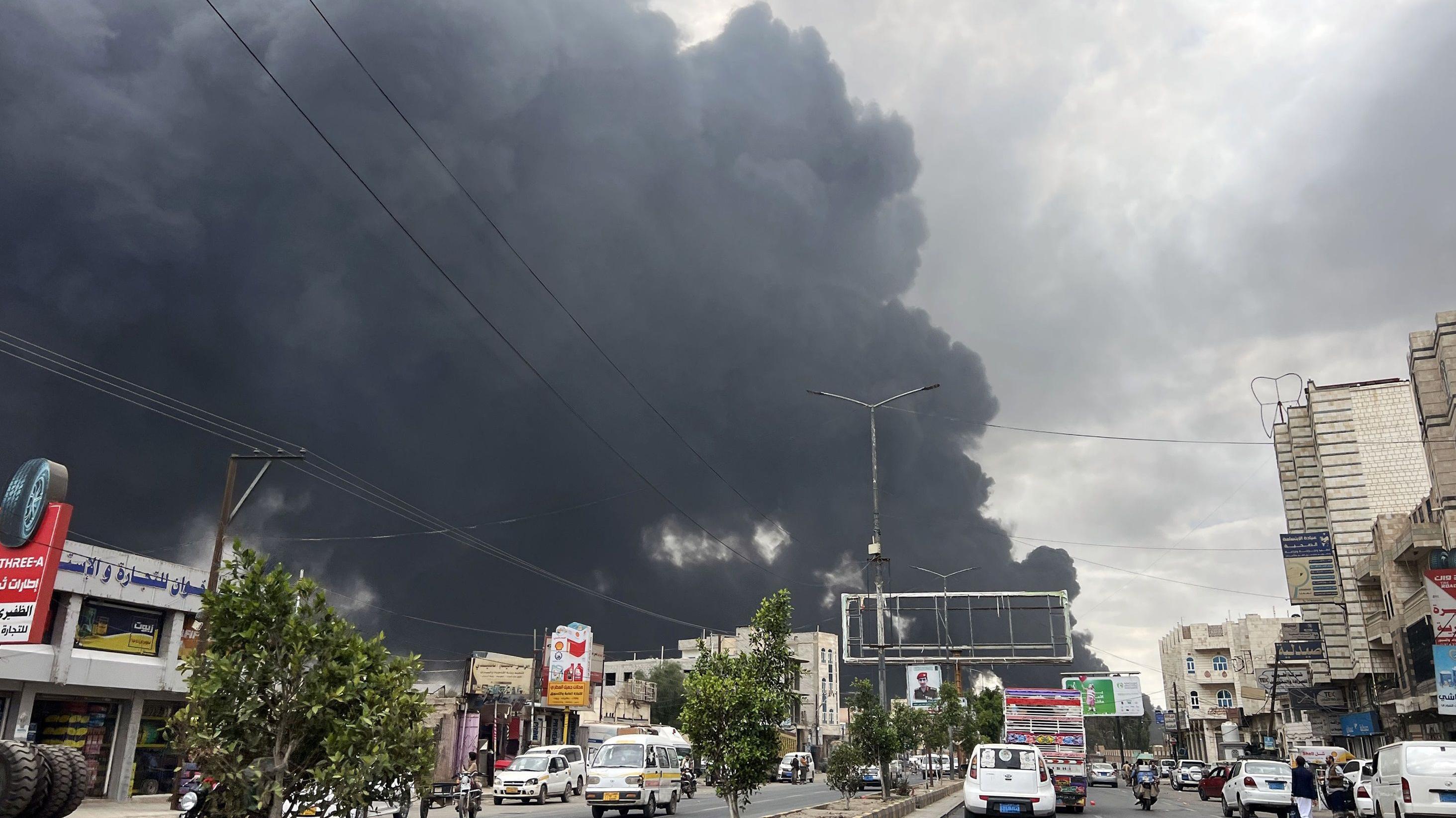 الحوثيون يتوعدون برد "مزلزل" على إسرائيل رغم حديث عن اتفاق لوقف إطلاق النار مع الولايات المتحدة 1 تصاعد الدخان من مناطق مستهدفة إثر غارات إسرائيلية على مواقع عدة في صنعاء