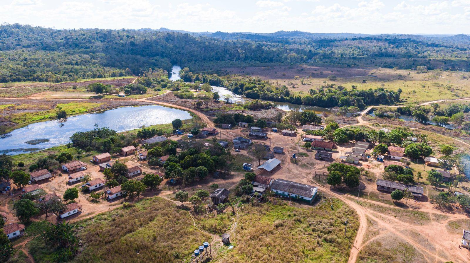  Foto a&eacute;rea de uma aldeia