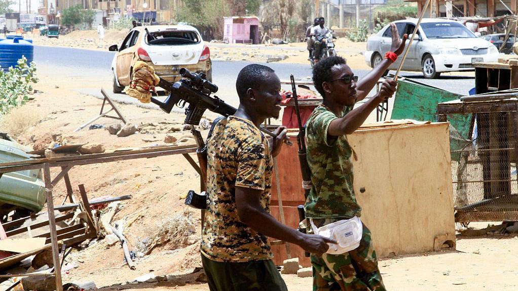 جنود من الجيش السوداني يحتفلون في بلدة صالحة، جنوب أم درمان، بعد يومين من استعادتها من قوات الدعم السريع شبه العسكرية