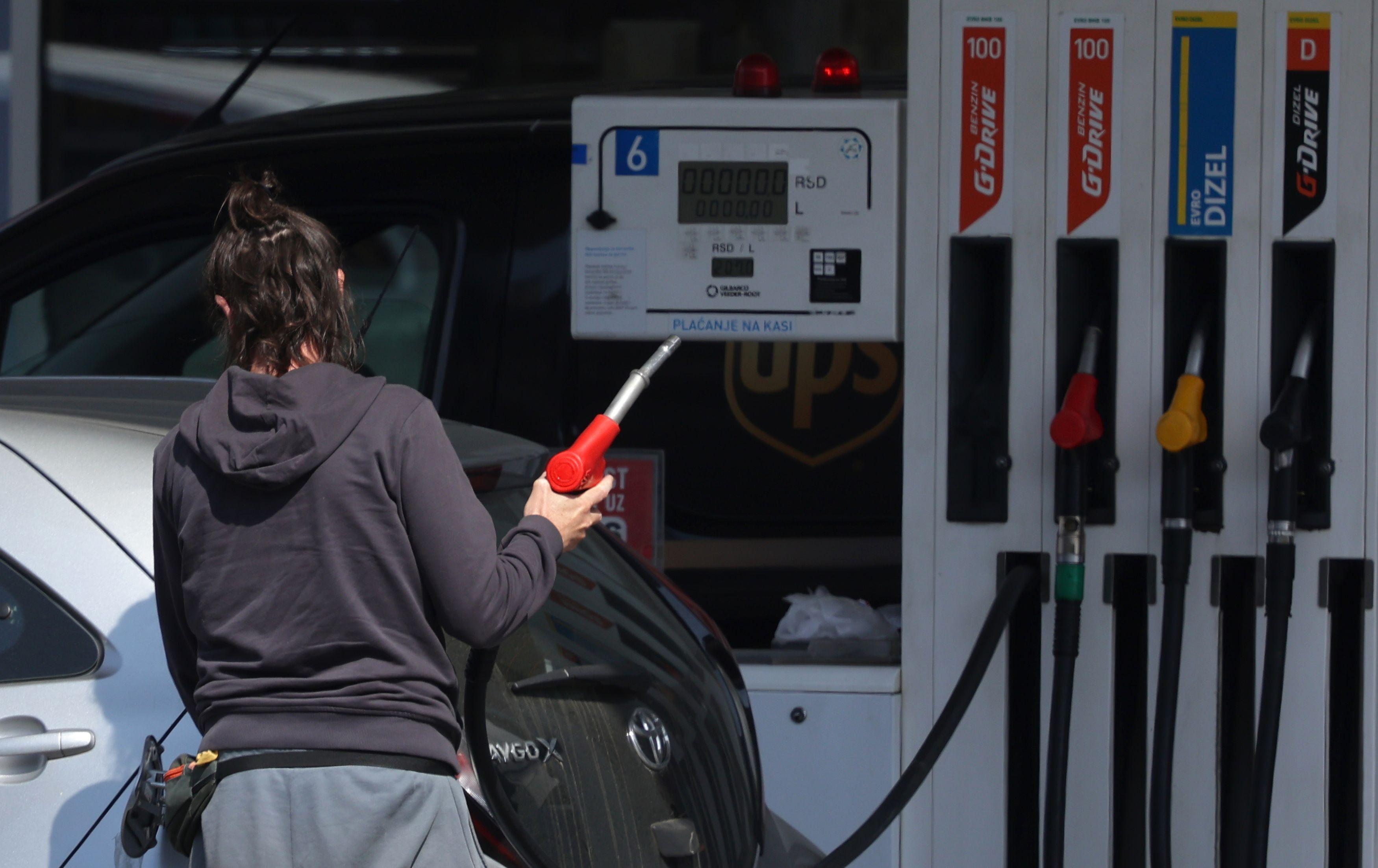 sipanje goriva na pumpi, točenje benzina