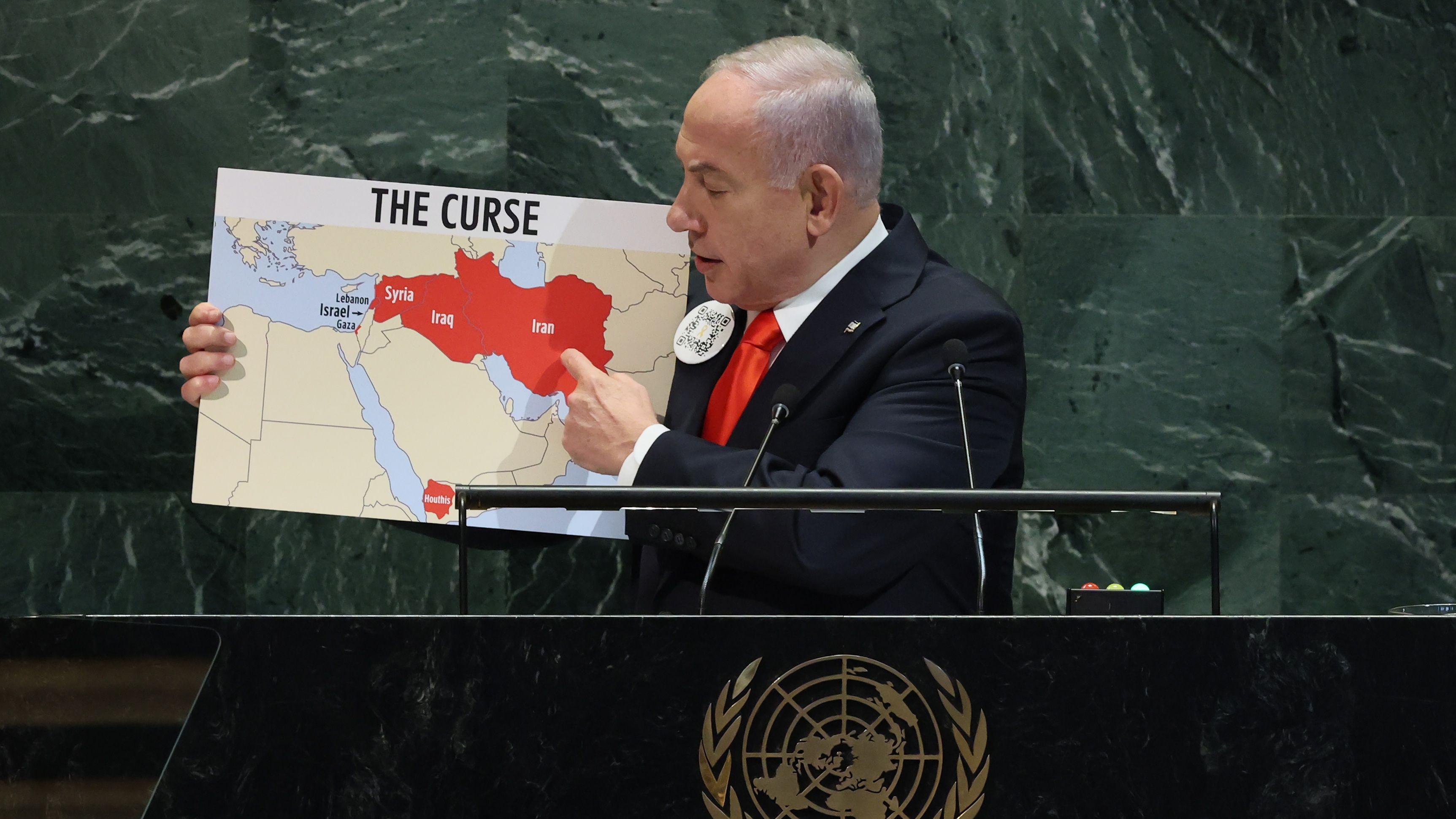 رئيس الوزراء الإسرائيلي بنيامين نتنياهو يرفع خريطة بعنوان "اللعنة" في خطابه أمام الجمعية العامة للأمم المتحدة