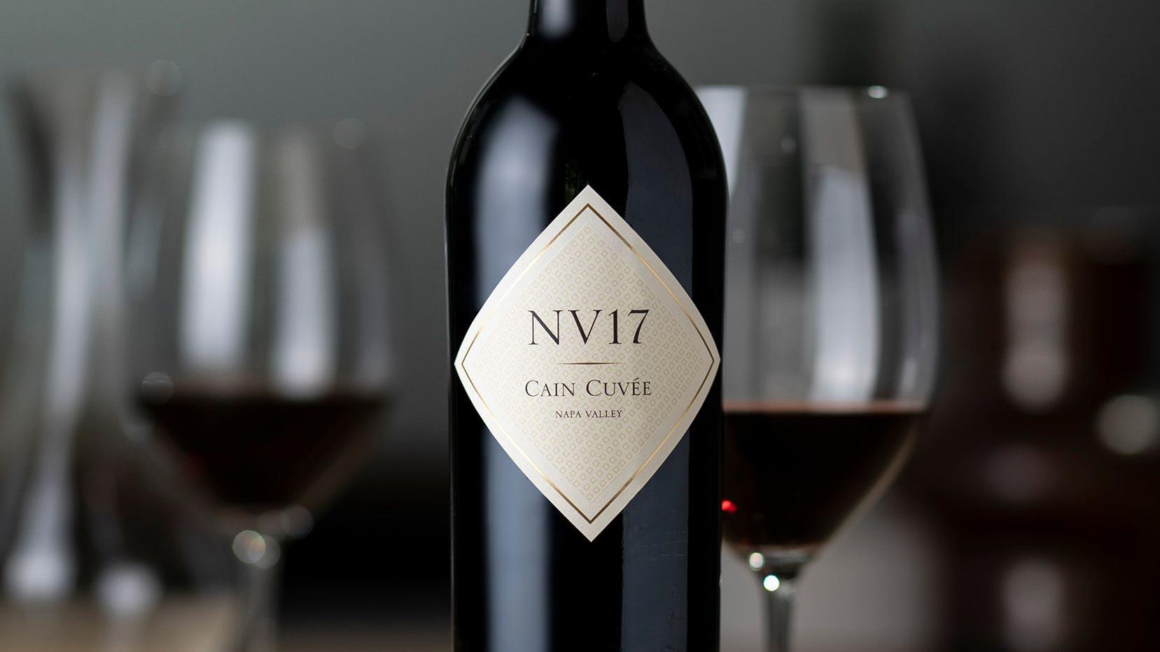 近攝一瓶美國加州凱恩酒莊出品的凱恩特釀（Cain Cuvée）紅酒