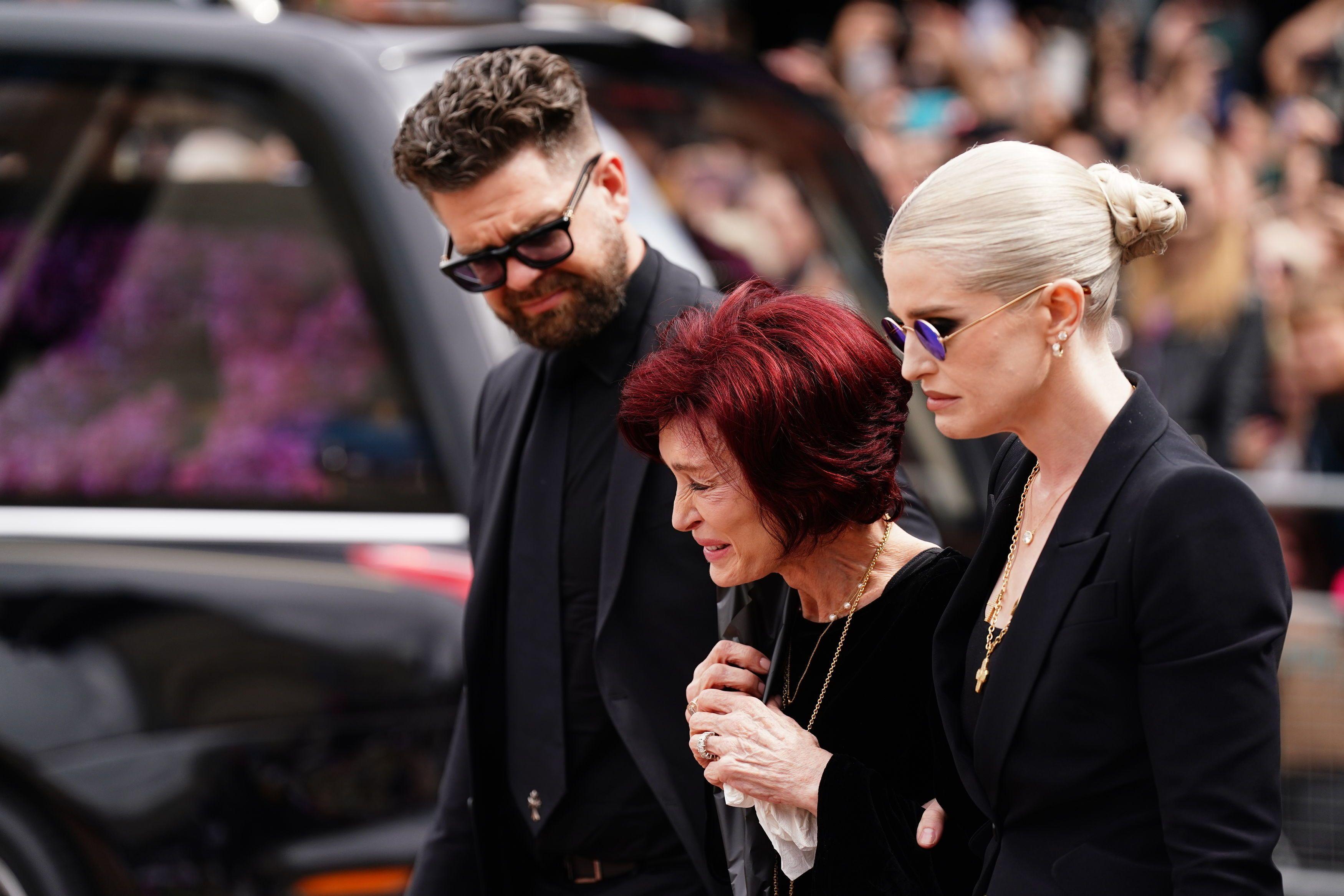 De izquierda a derecha en la foto aparece el hijo de Ozzy, Jack Osbourne, la viuda Sharon y la hija Kelly