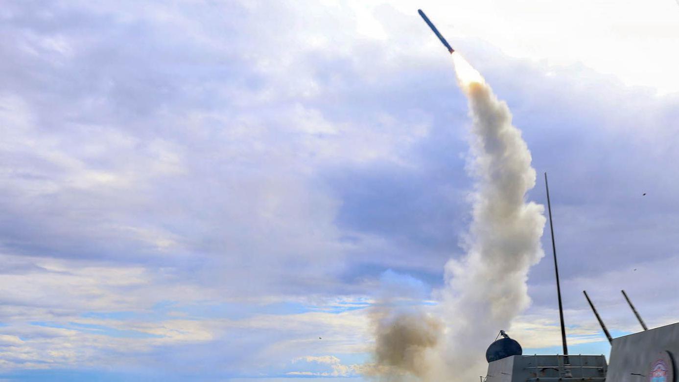 Um m&iacute;ssil Tomahawk &eacute; lan&ccedil;ado de uma embarca&ccedil;&atilde;o militar dos EUA no mar