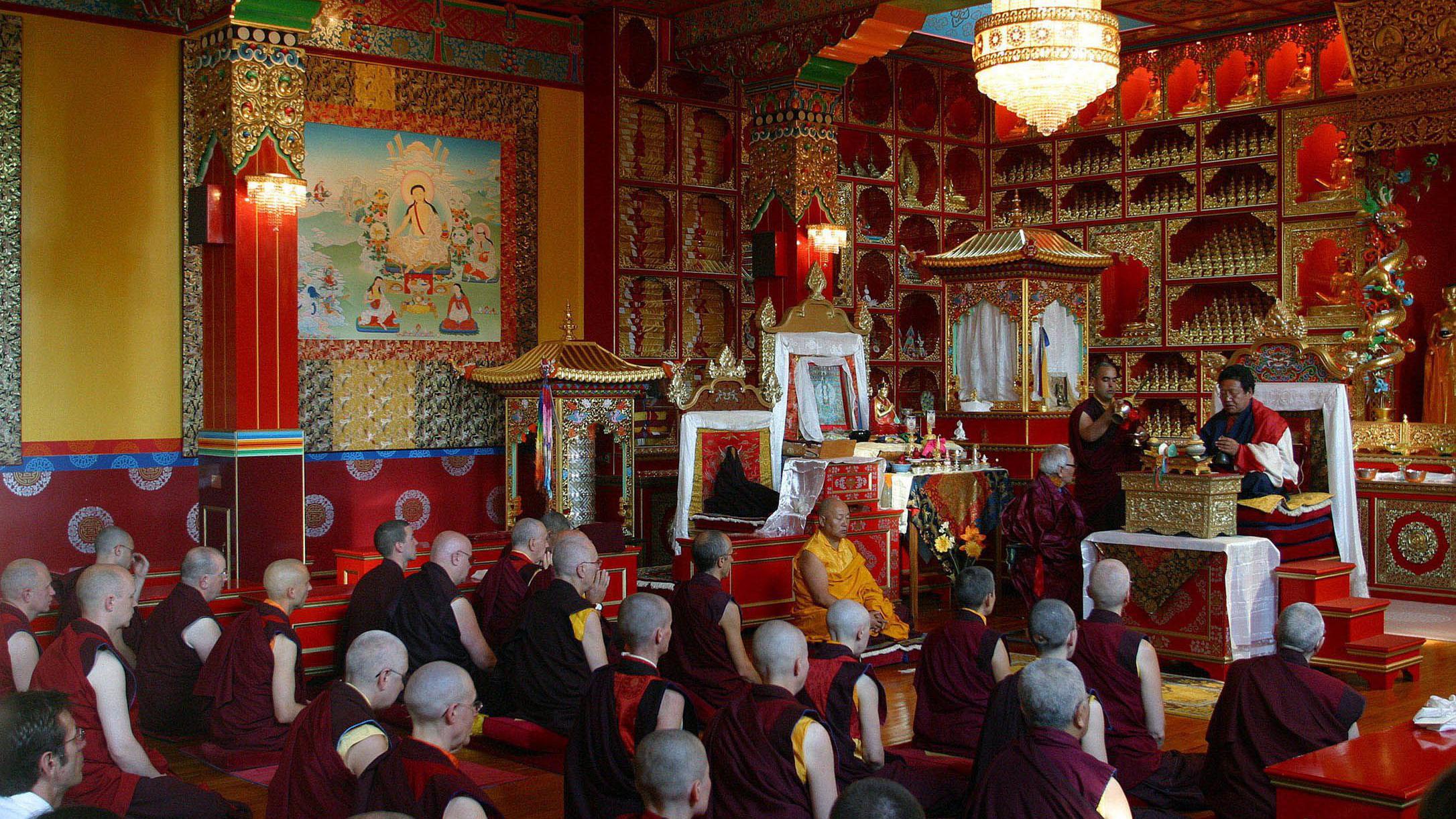 Monges e monjas participam de cerimônia conduzida pelo mestre tibetano Akong Rinpoche, fundador do monastério Samye Ling em Dumfriesshire, na Escócia 