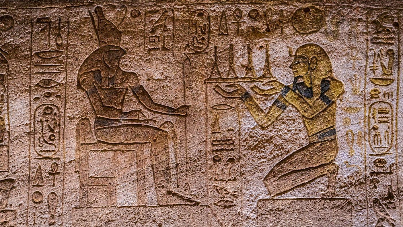 الملك رعمسيس يقدم القرابين للإله حور