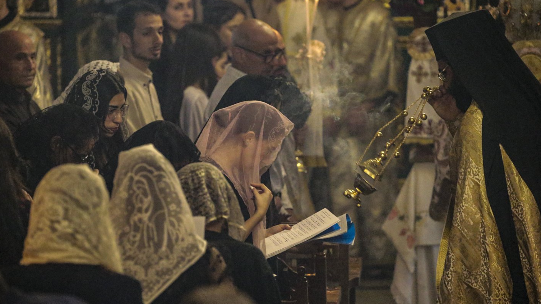 Umat Kristen menghadiri Misa Jumat Agung di Gereja Ortodoks Yunani St. Porphyrios di Kota Gaza, 18 April 2025.