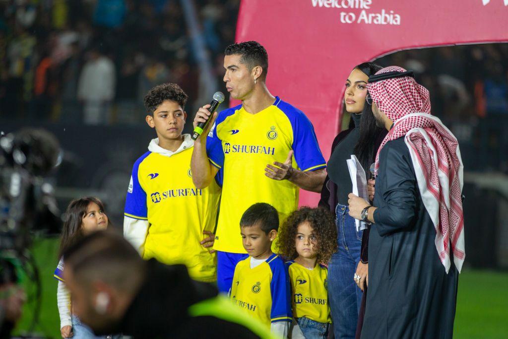 Cristiano Ronaldo com a esposa e os filhos durante sua apresenta&ccedil;&atilde;o ao clube da Ar&aacute;bia Saudita