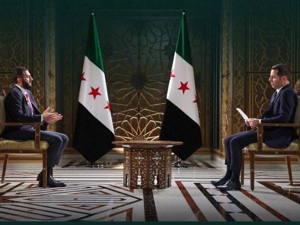 صورة للرئيس السوري للمرحلة الانتقالية أحمد الشرع خلال مقابلة تلفزيونية.