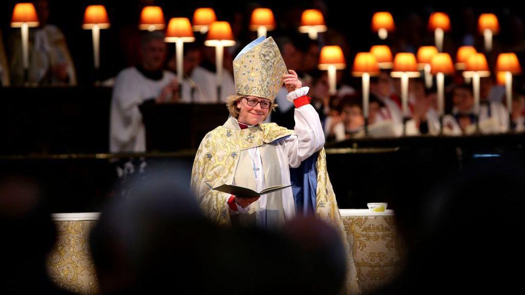 Sarah Mullally durante el servicio de investidura como 133.ª Obispa de Londres en la Catedral de San Pablo en 2018.