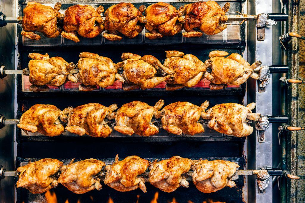 Pollos asándose