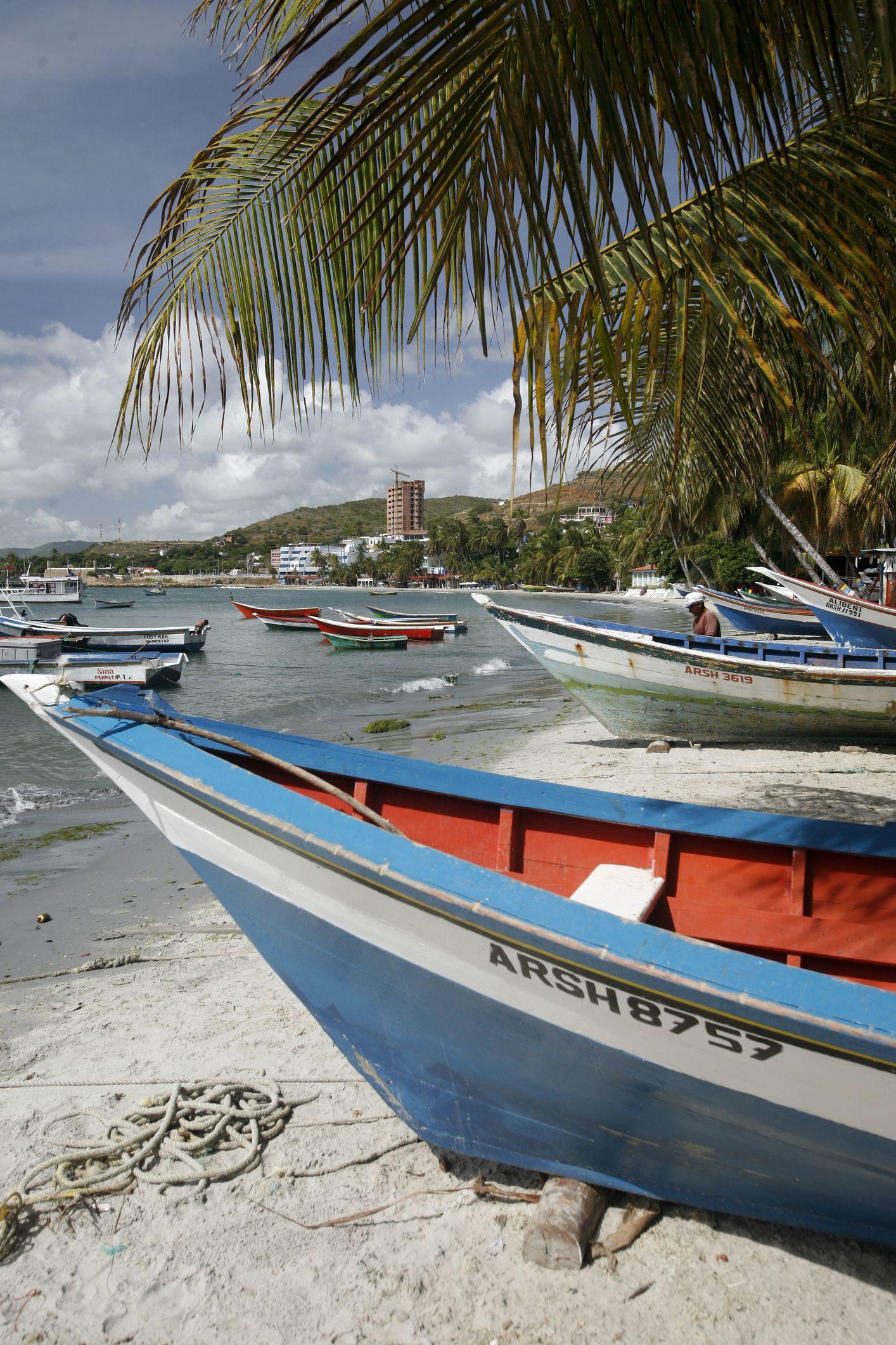 Una lancha en una playa de Pampatar