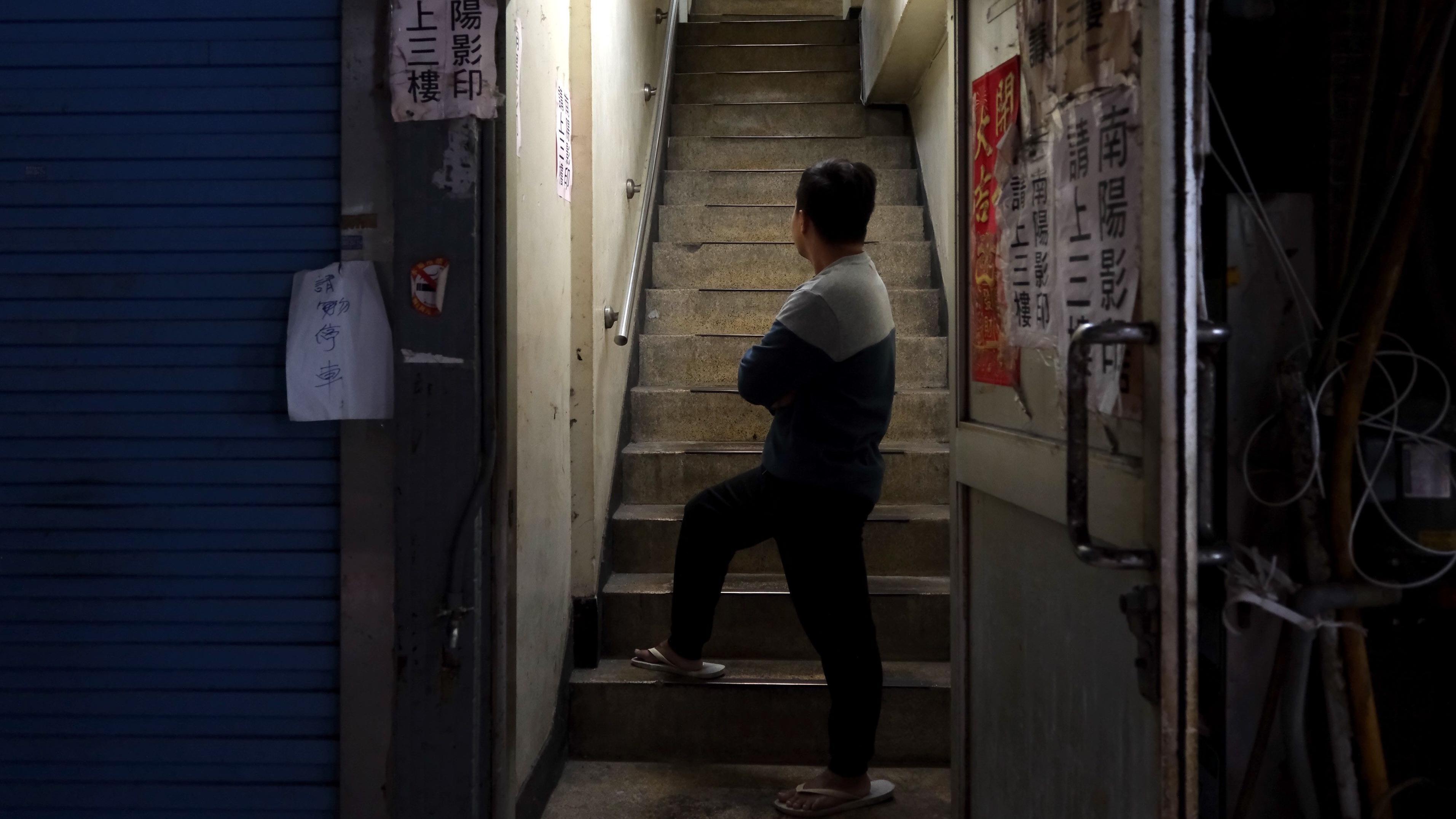 印尼移工Amu（化名）接受BBC中文採訪，他來台第二年就遭遇工傷，但債務壓力迫使他繼續工作。