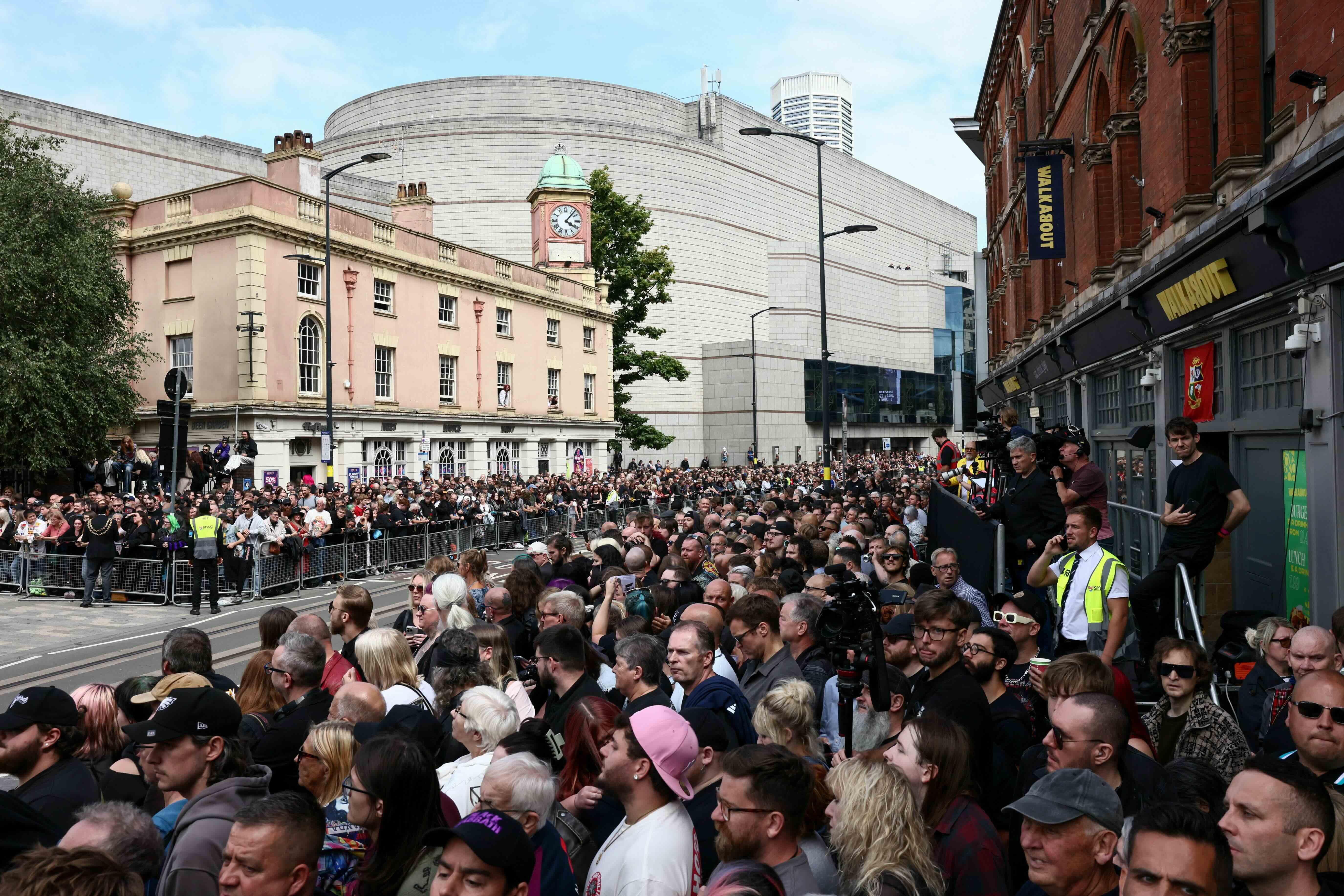 Cientos de personas esperan la carroza fúnebre de Ozzy en Birmingham