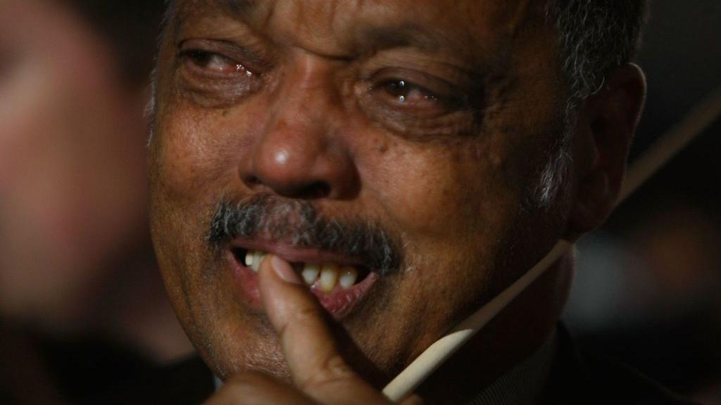 Jesse Jackson llorando.
