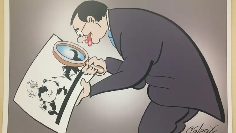 Aleksandar Vučić detaljno istražuje autoportret Predraga Koraksića Coraxa