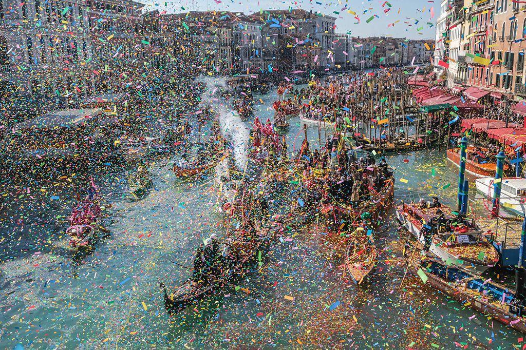 Explosão de confetes no Carnaval de Veneza, na Itália