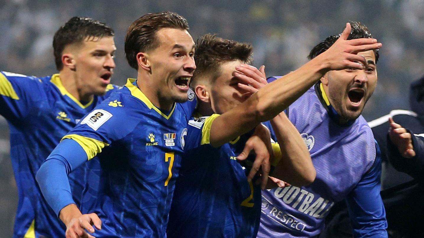 Igrači fudbalske reprezentacije BiH slave gol Esmira Bajraktarevića protiv Rumunije