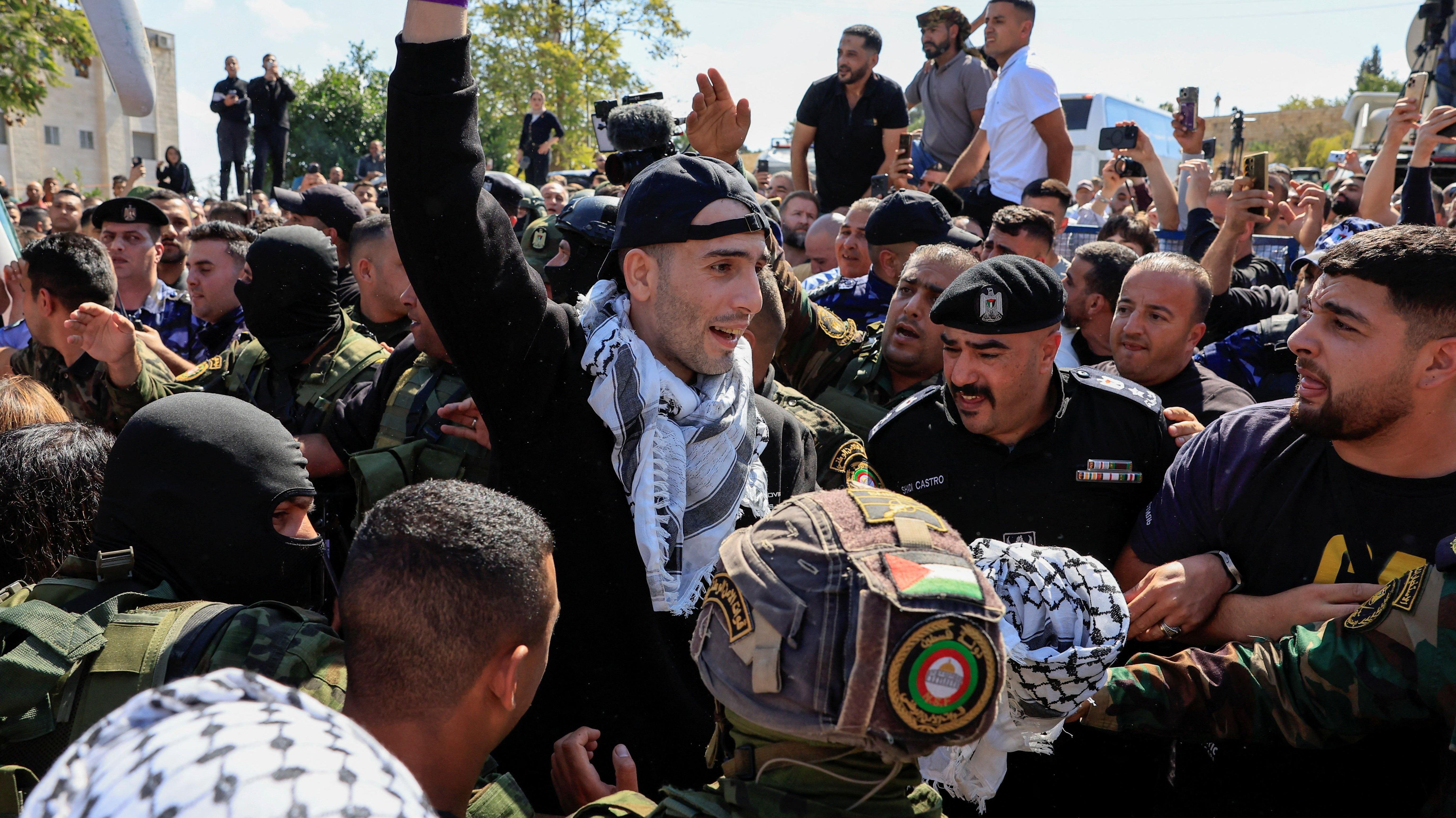 Palestinos reciben a los liberados. 