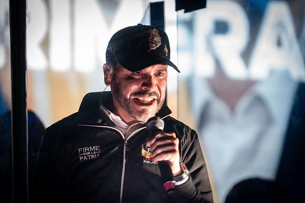 Abelardo de la Espriella habla con un micrófono en la mano durante un acto de campaña en Bogotá en mayo de 2026.