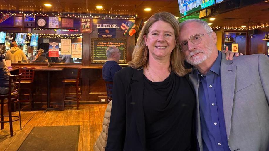 Sandra Symon y Tim Omara