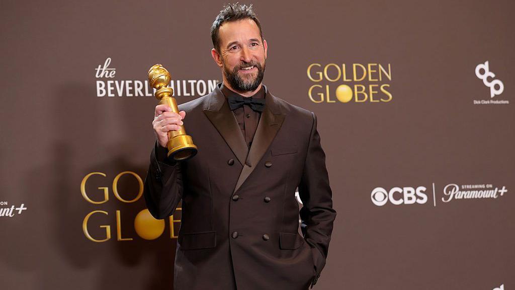 Noah Wyle, ganador del premio a la Mejor Actuación de un Actor en una Serie de Televisión – Drama por "The Pitt", posa en la sala de prensa durante la 83.ª entrega anual de los Globos de Oro en The Beverly Hilton el 11 de enero de 2026 en Beverly Hills, California. (Foto por Frazer Harrison/WireImage)