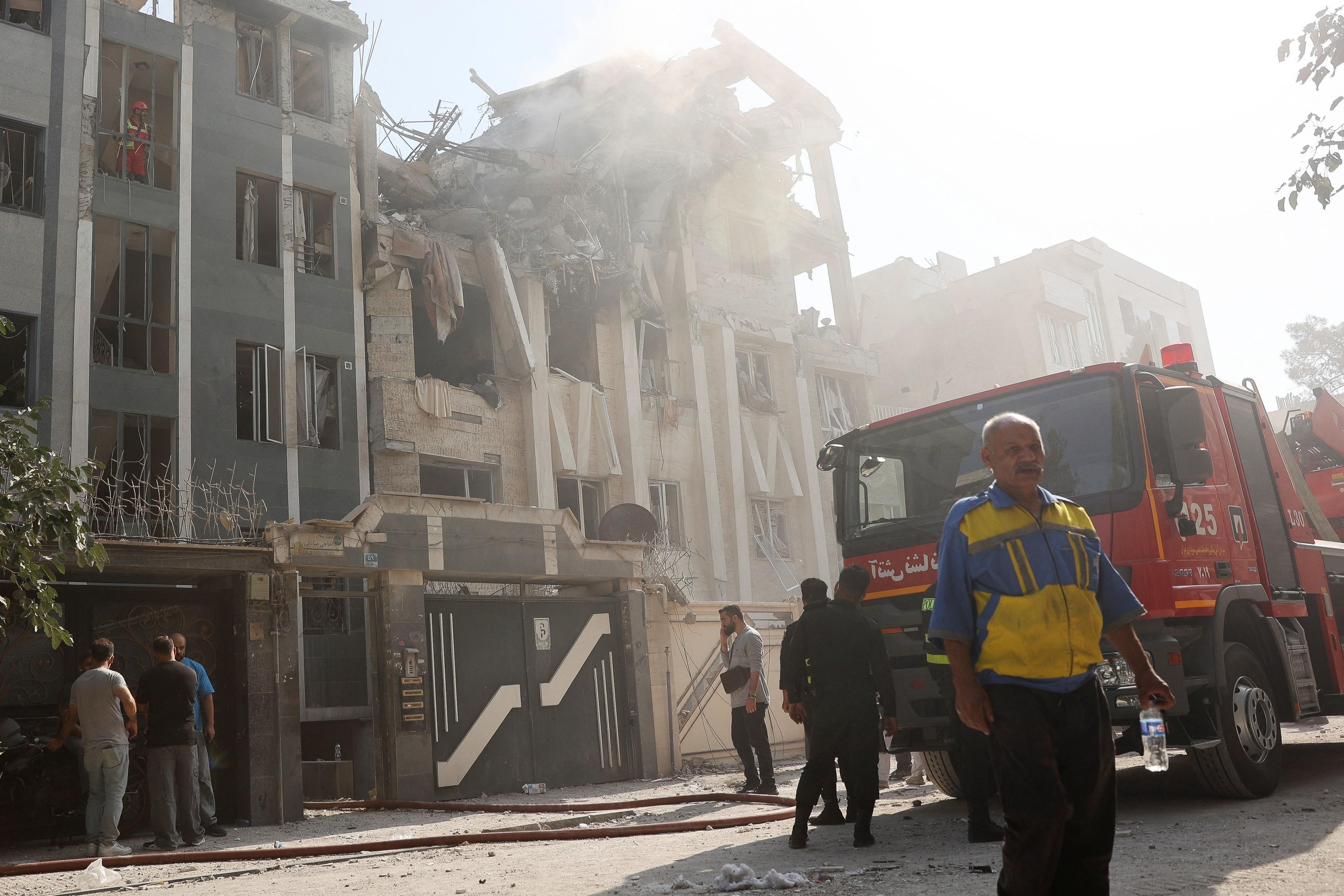 Socorristas trabajan en el lugar de un edificio dañado tras los ataques israelíes, en Teherán, Irán, el 13 de junio de 2025